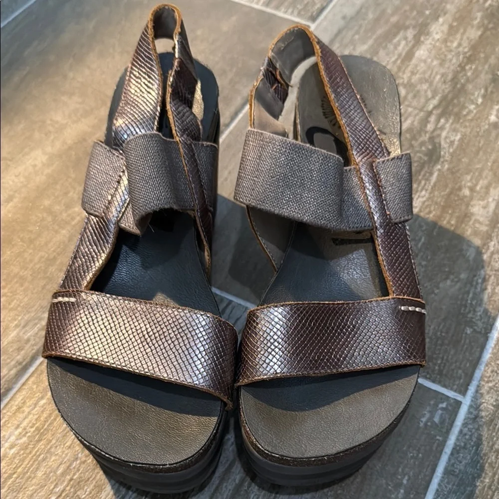 OTBT Gray Platform Shoes with Textured Strap and Chunky Heel
